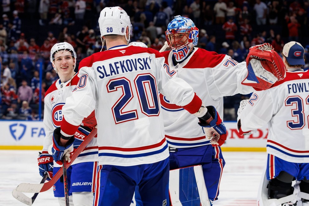 Jakub Dobeš sa teší s Jurajom Slafkovským