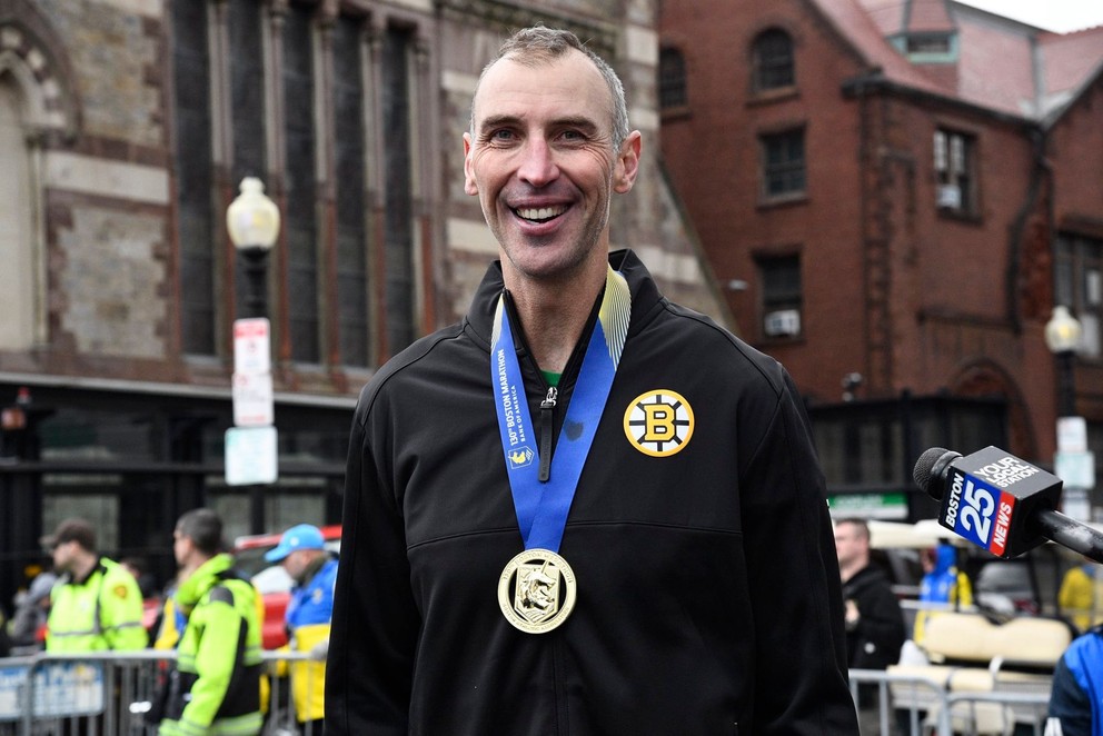 Zdeno Chára po Bostonskom maratóne 2026. 