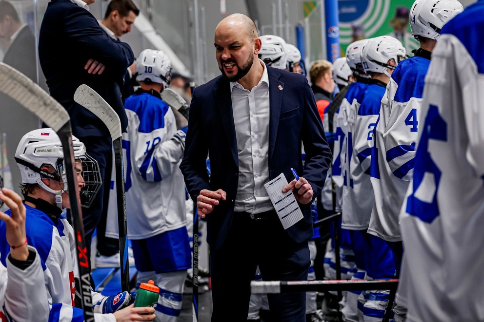 Tréner Peter Kúdelka so slovenskými hokejistami ročníka 2008 na EYOF 2025. 