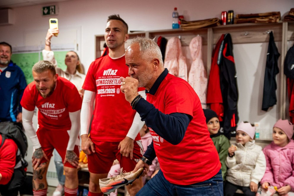 Juraj Jarábek v kabíne Dukly Banská Bystrica po postupe do prvej ligy.