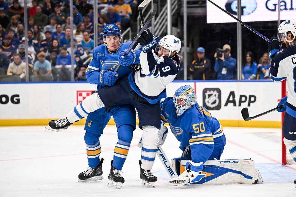 Dalibor Dvorský (vľavo) v zápase proti Winnipegu. 