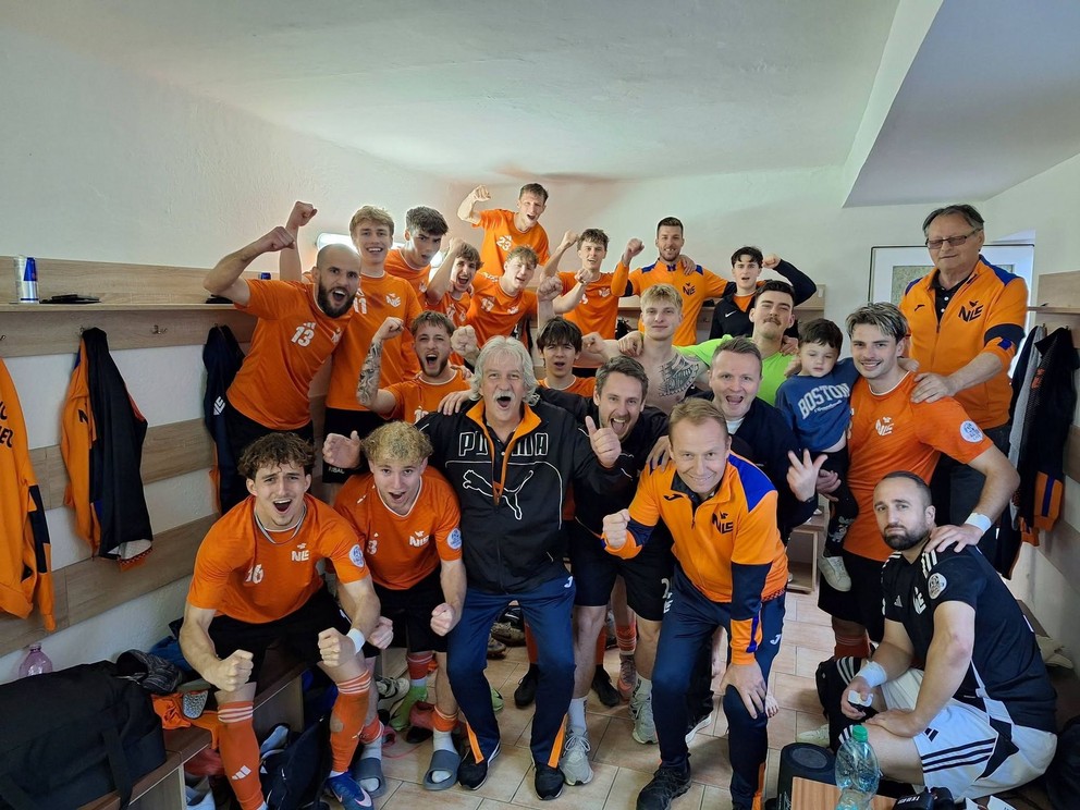 Radosť v kabíne Lučenca po zápase s Kalinovom.