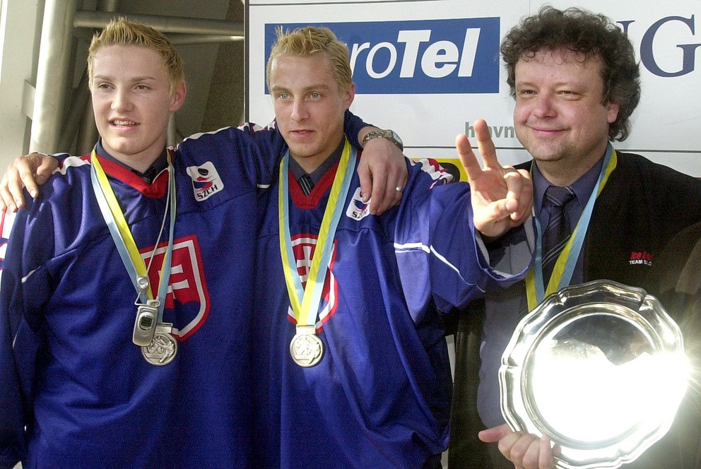 Štefan Ružička, Jaroslav Halák a tréner Jindřich Novotný so striebornými medailami. 