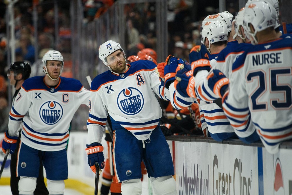 Hokejista Edmontonu Oilers Leon Draisaitl sa teší z gólu v zápase proti Anaheimu Ducks.