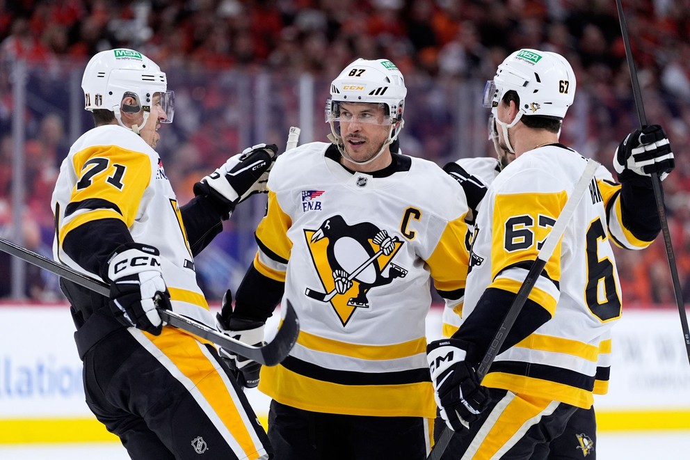 Sidney Crosby sa teší so spoluhráčmi z gólu.