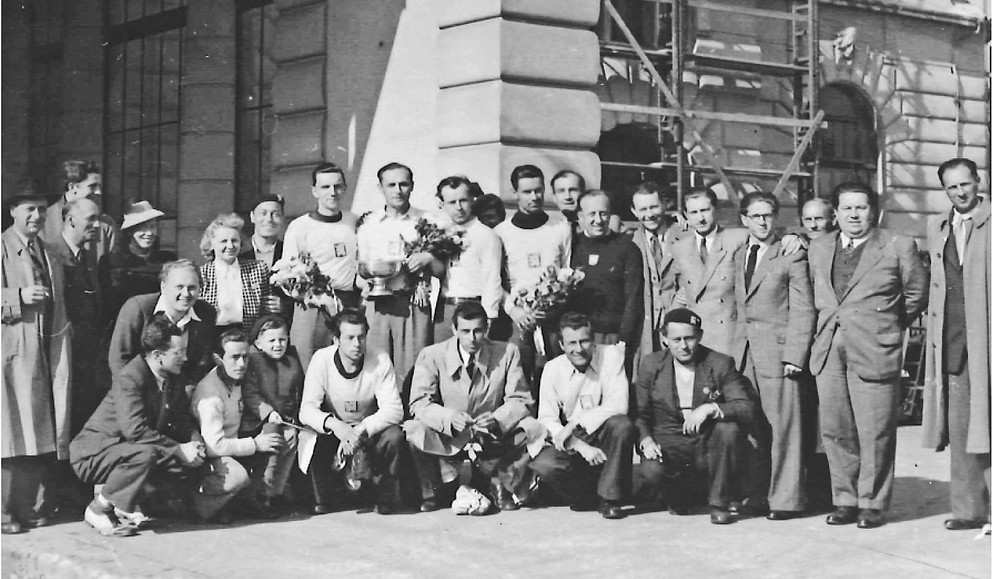 Tím šampiónov pred pražskou Hlavou stanicou 10. 5. 1946.