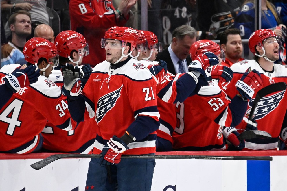 Útočník Washingtonu Capitals Aliaksei Protas (21) oslavuje gól proti Buffalo Sabres.