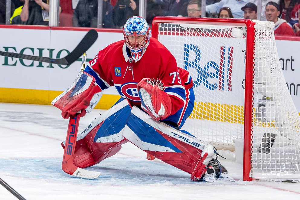 Český brankár Jakub Dobeš zasahuje v zápase play-off NHL proti Tampe. 