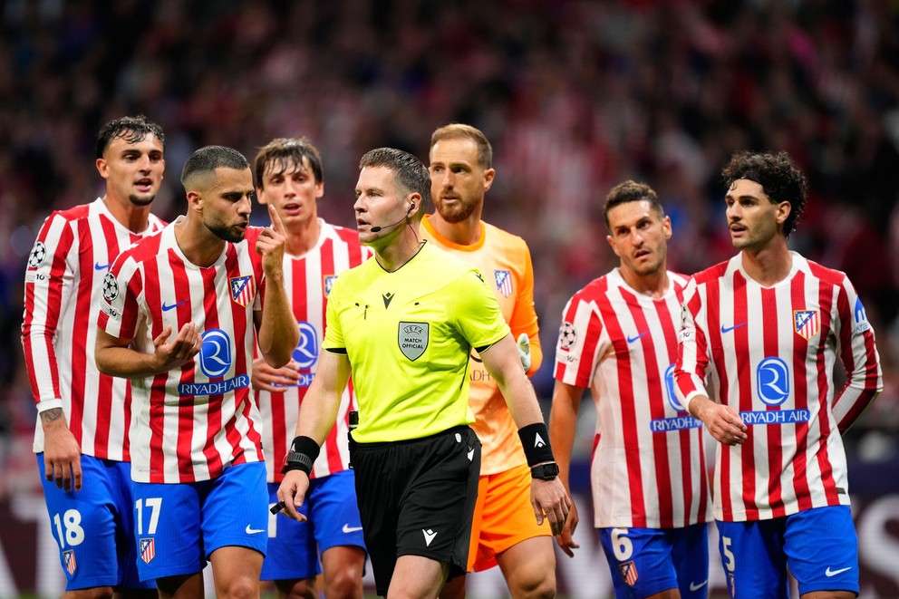 KK12 Madrid - Hráč Atlética Madrid Dávid Hancko (druhý vľavo) reaguje so spoluhráčmi smerom k rozhodcovi Dannymu Makkeliemu po tom, čo nariadil penaltu v prvom zápase semifinále Ligy majstrov Atlético Madrid - FC Arsenal v Madride 29. apríla 2026. 