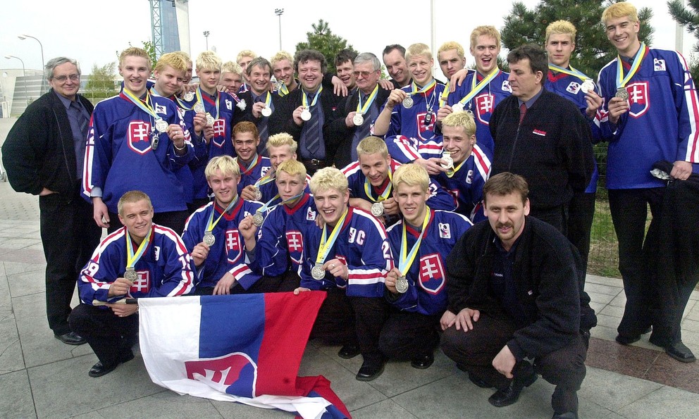Slovenskí hokejisti do 18 rokov po zisku striebra na MS U18 2003 v Rusku. 