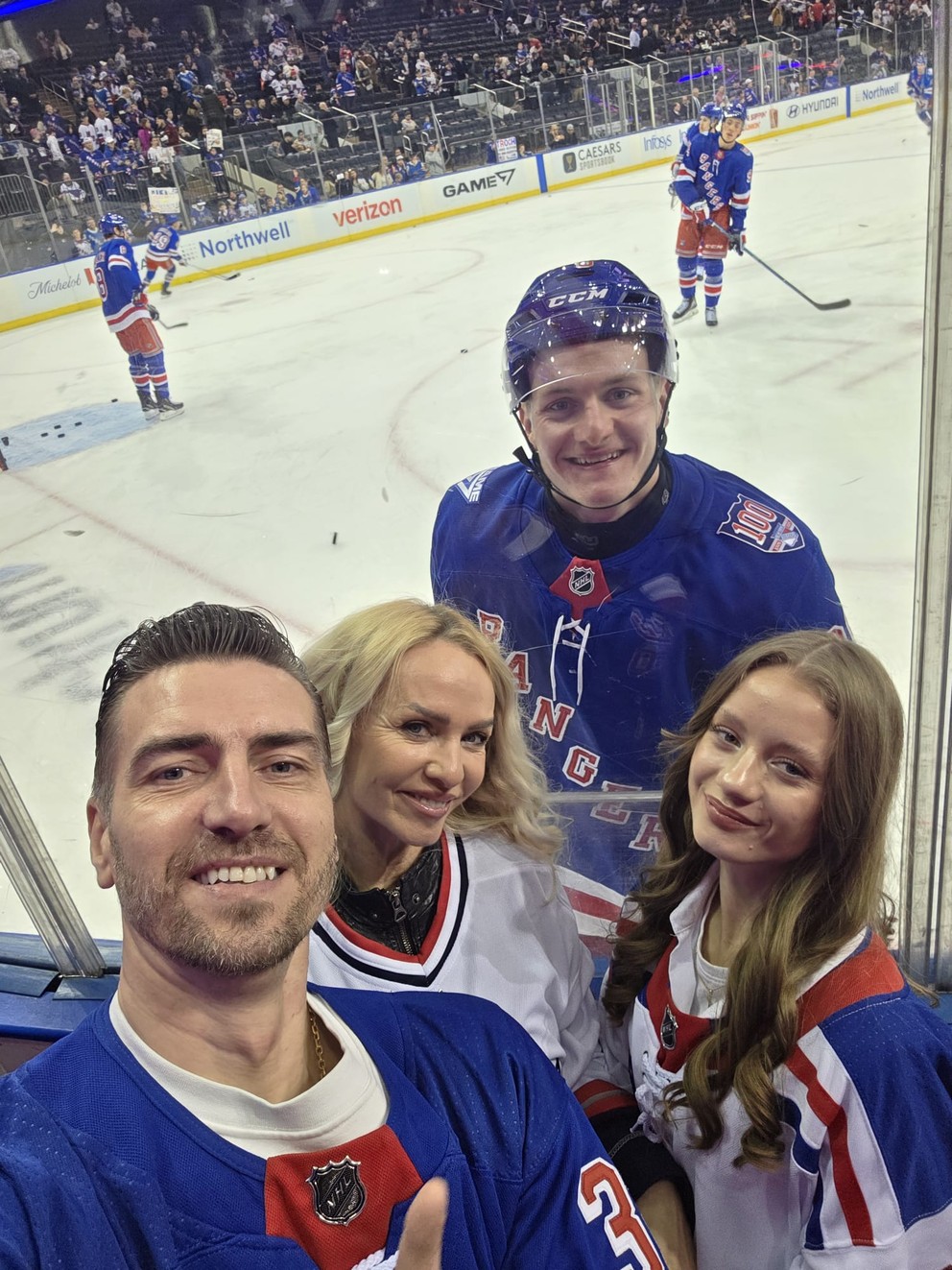 Adam Sýkora s rodičmi a sestrou Sofiou. 