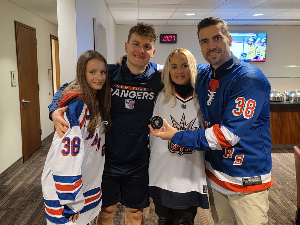 Adam Sýkora s rodičmi a sestrou Sofiou. 