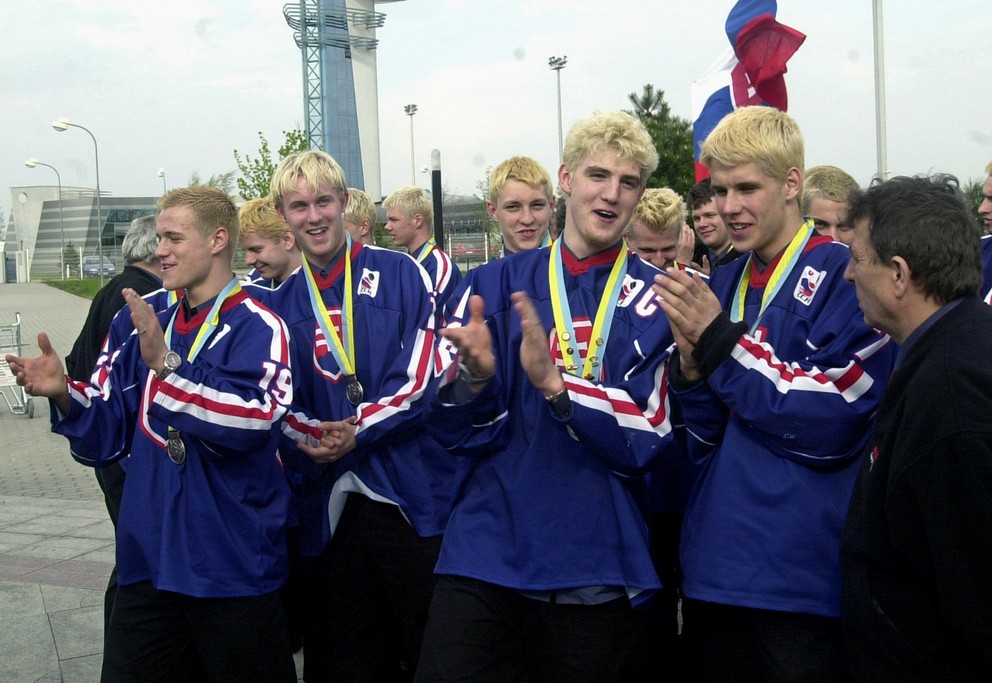Andrej Meszároš (v strede) so spoluhráčmi z tímu do 18 rokov, ktorý získal striebro na MS 2003 v Rusku.