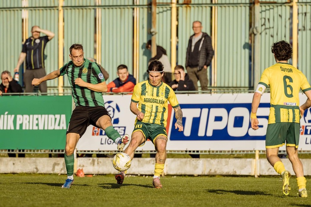Zo zápasu Prievidza – Veľké Ludince (1:1) hostia Sebastián Rák (10) a Adam Šútor (6).