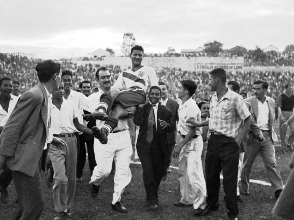 Strelec gólu Joe Gaetjens na rukách brazílskych fanúšikov po zápase USA - Anglicko na MS 1950.