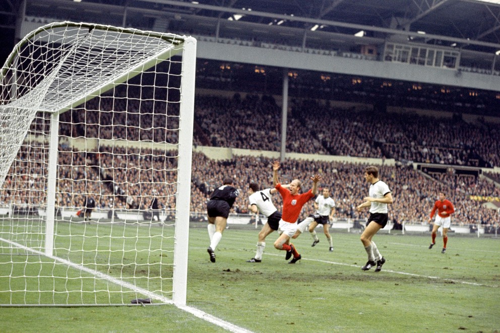 Sir Bobby Charlton a Franz Beckenbauer (číslo 4) vo finále MS vo futbale 1966.