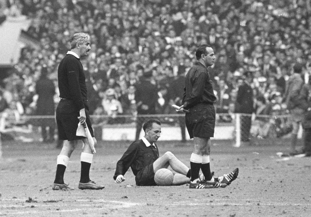 Rozhodcovia finále MS vo futbale 1966 - zľava Tofik Bachramov, Gottfried Dienst a Karol Galba.