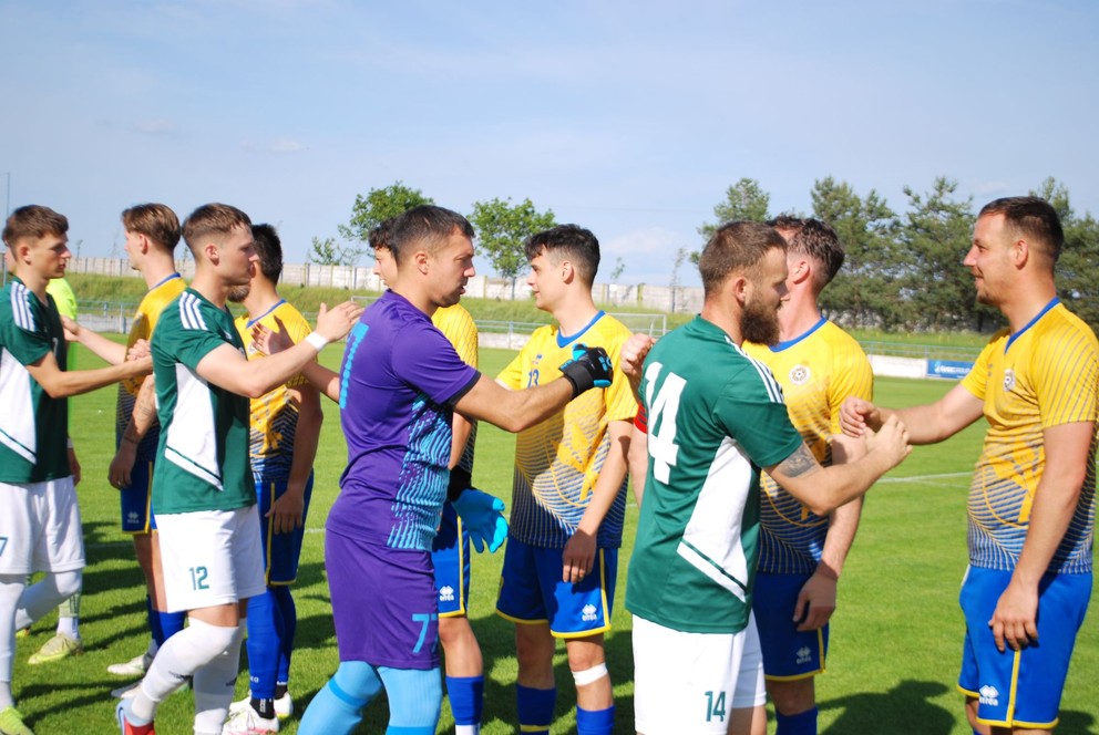 Na zápas Vráble – Dvory n/Ž. privádzajú hostí kapitán Adam Holeček (v zelenom) a brankár Olexandr Shpak. S číslom 12 Erik Brezík.