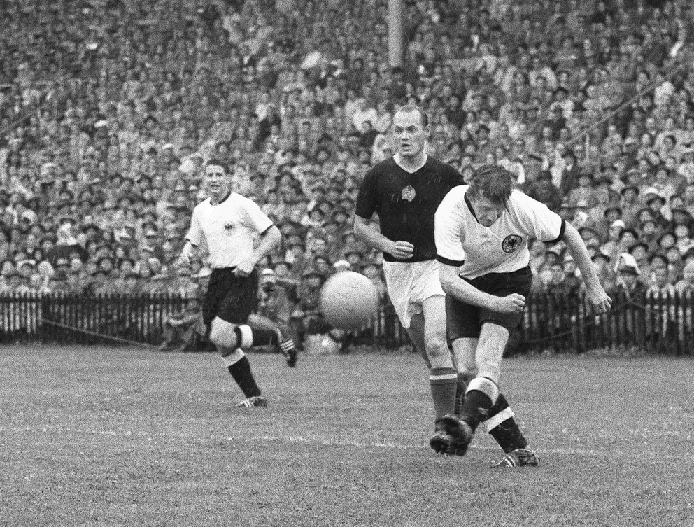 Helmut Rahn, Jenő Buzánszky a Fritz Walter počas finálového zápasu MS 1954 v Berne.