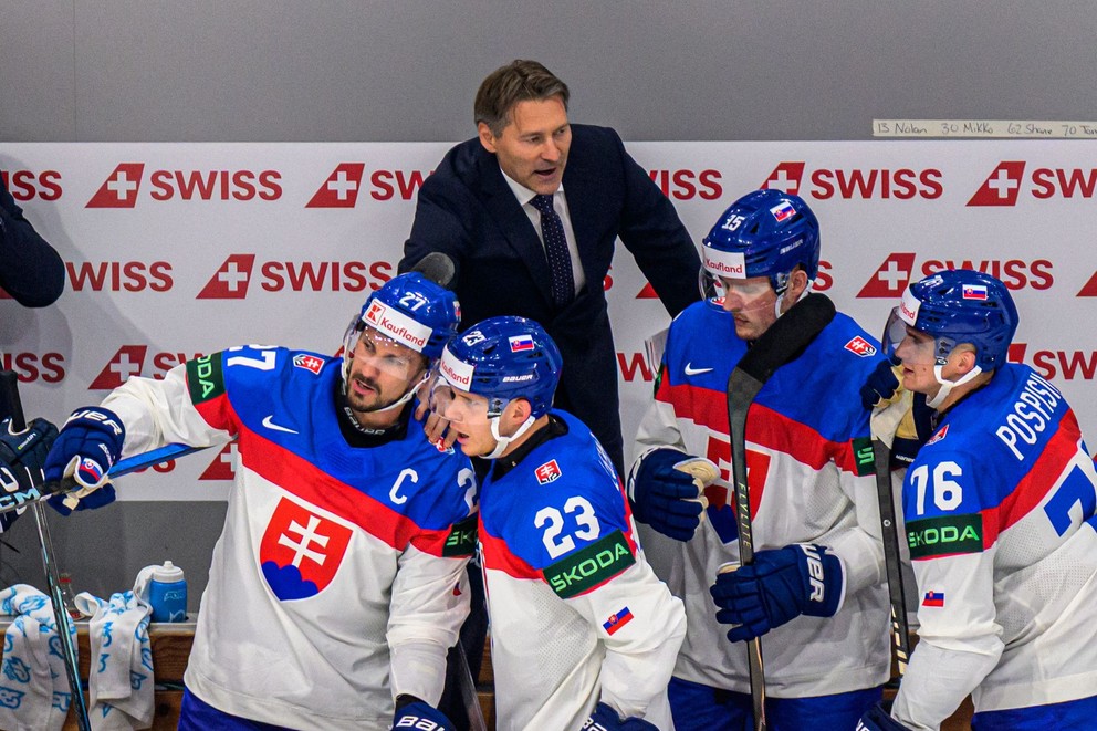 Tréner Vladimír Orzságh, v popredí zľava kapitán Marek Hrivík, Adam Liška, Jakub Minárik a Martin Pospíšil.