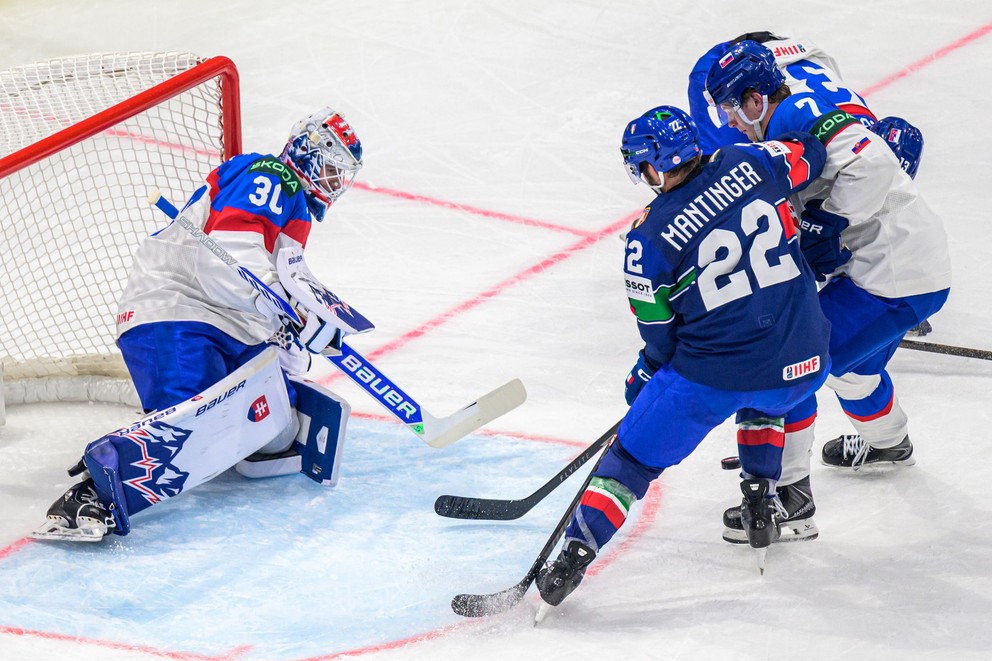 Adam Gajan počas svojho debutu na seniorských MS v hokeji 2026.