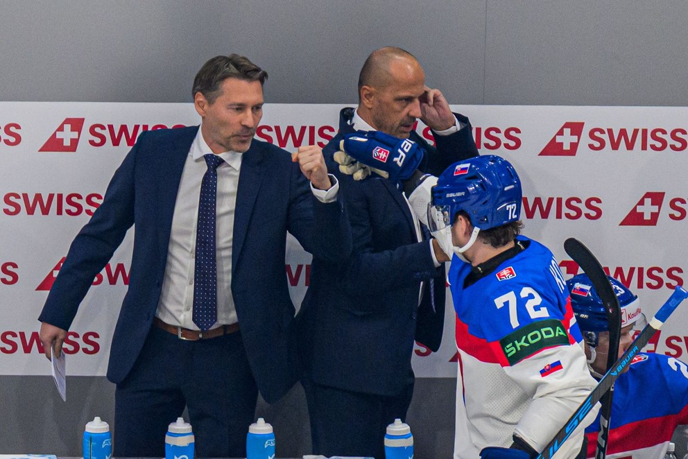 Zľava tréner slovenskej hokejovej reprezentácie Vladimír Országh, jeho asistent Ján Pardavý a Andrej Kollár. 