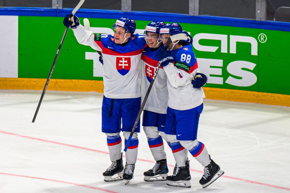 Martin Chromiak, Sebastián Čederle a Adam Sýkora sa tešia z gólu počas zápasu Dánsko - Slovensko.