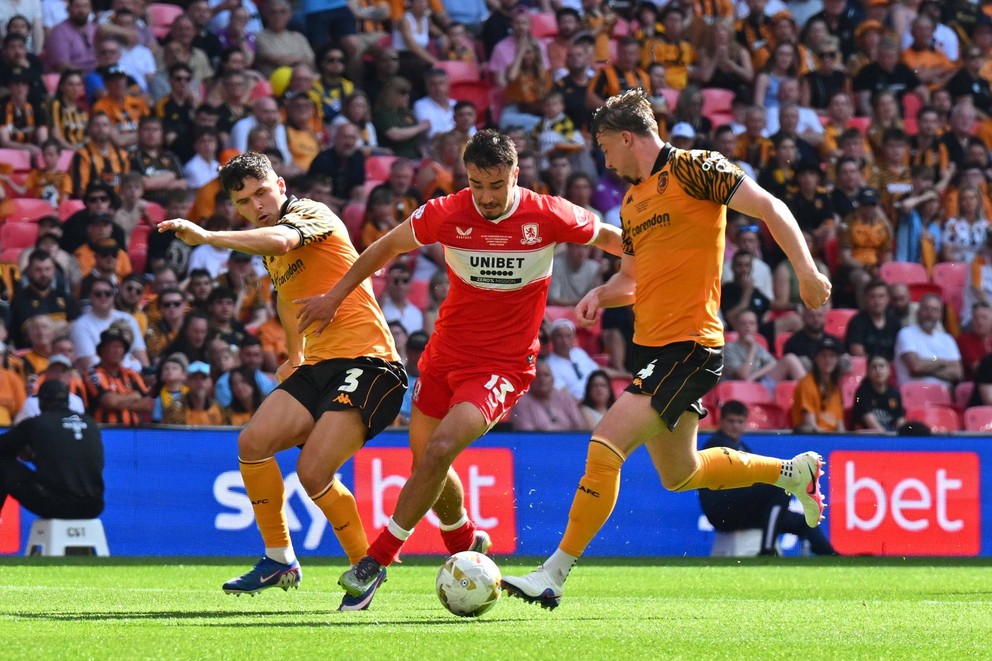 Dávid Strelec v dueli proti Hull City.