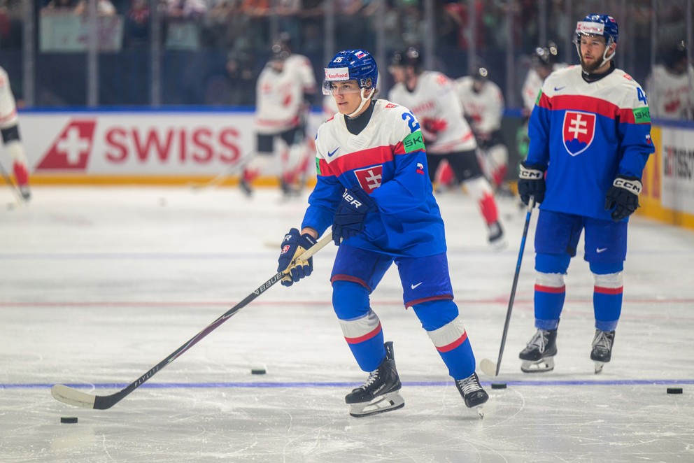 Zľava Luka Radivojevič a Aurel Nauš počas MS v hokeji 2026.