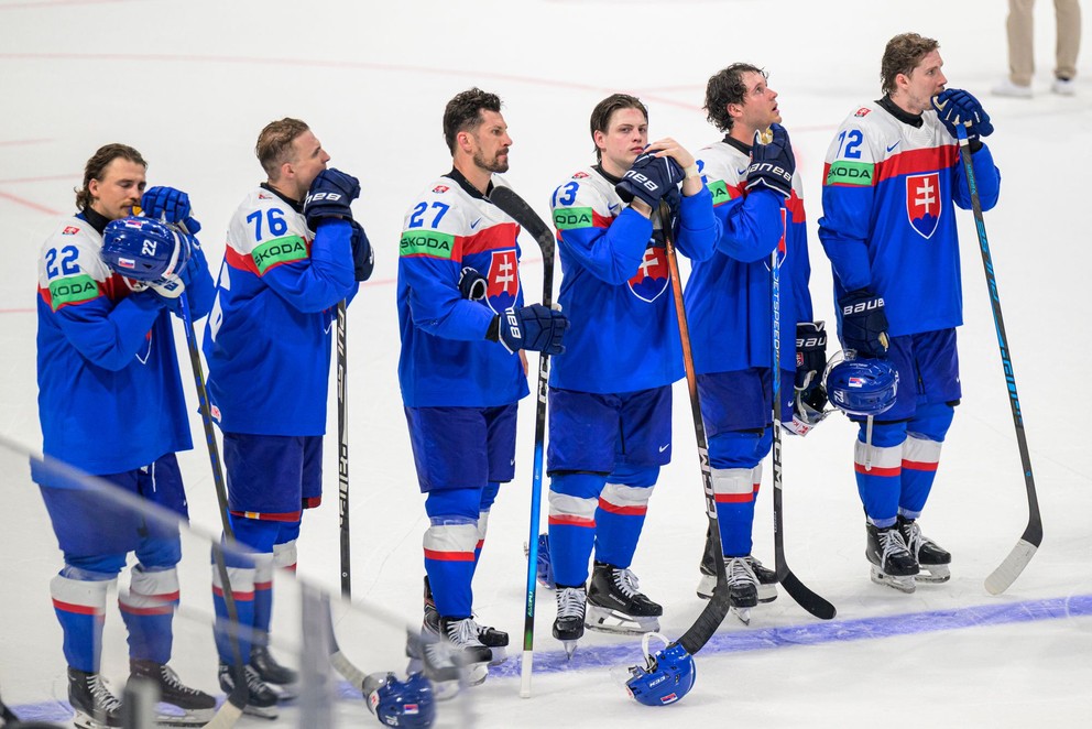 Slovenskí hokejisti po prehre s Kanadou.