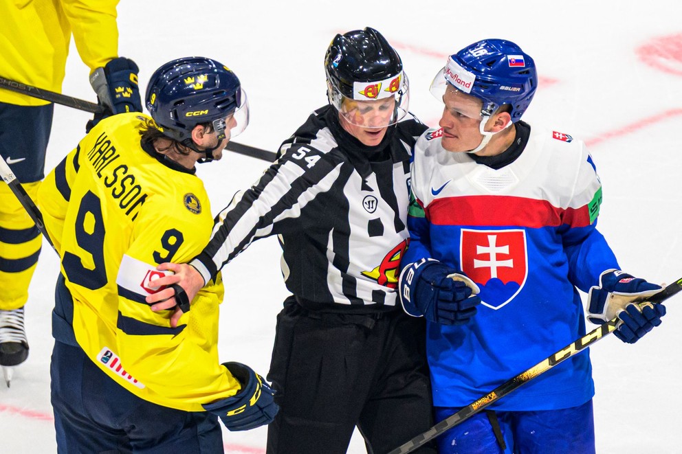 Linus Karlsson a vpravo Adam Sýkora v zápase základnej B-skupiny Švédsko - Slovensko.