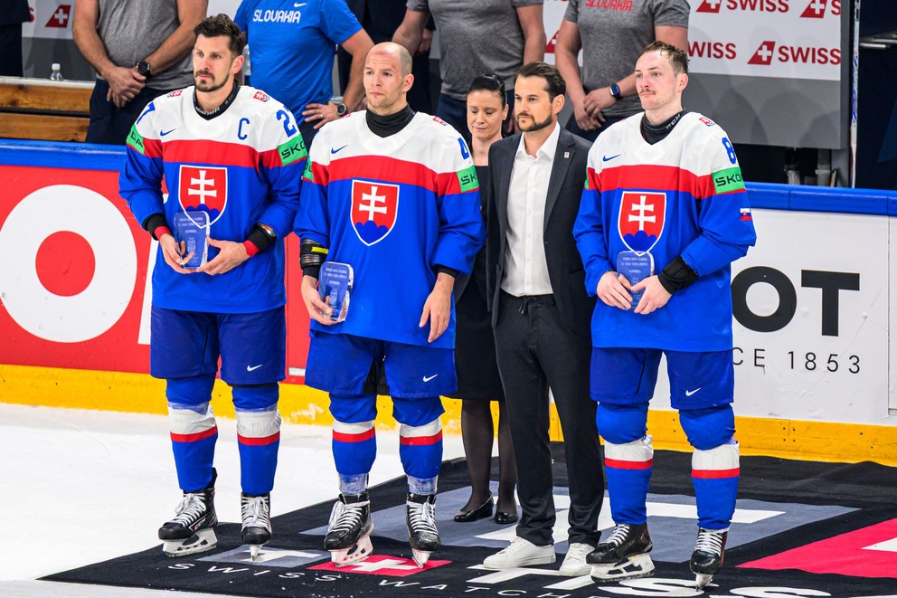 Zľava Marek Hrivík, Mislav Rosandič, vpravo Oliver Okuliar s cenami najlepších hráčov Slovenska po prehre Slovenska 2:4 v zápase základnej B-skupiny Švédsko - Slovensko.