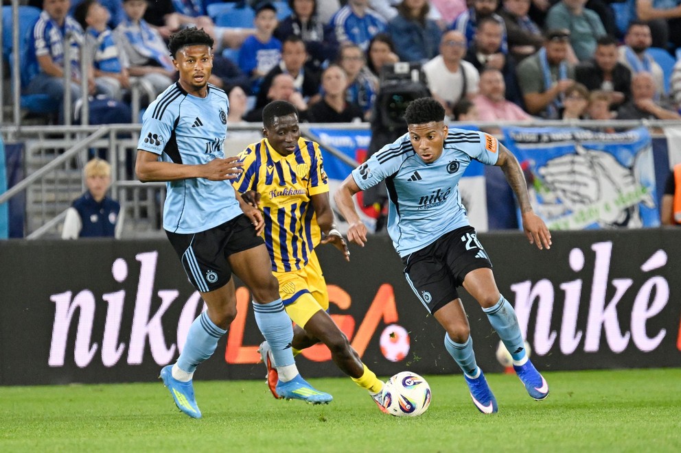 Na snímke v popredí César Blackman a vľavo Rahim Ibrahim (obaja Slovan).