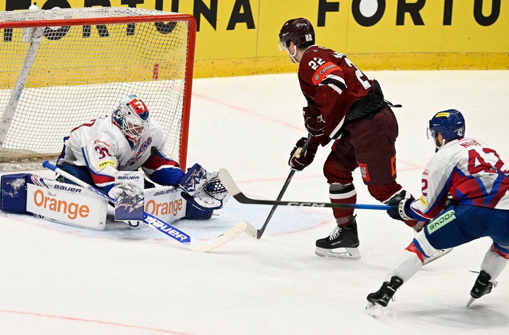 Adam Gajan (Slovensko), Tomas Anderson (Lotyšsko) a Aurel Nauš (Slovensko) počas prípravného stretnutia Slovensko - Lotyšsko.