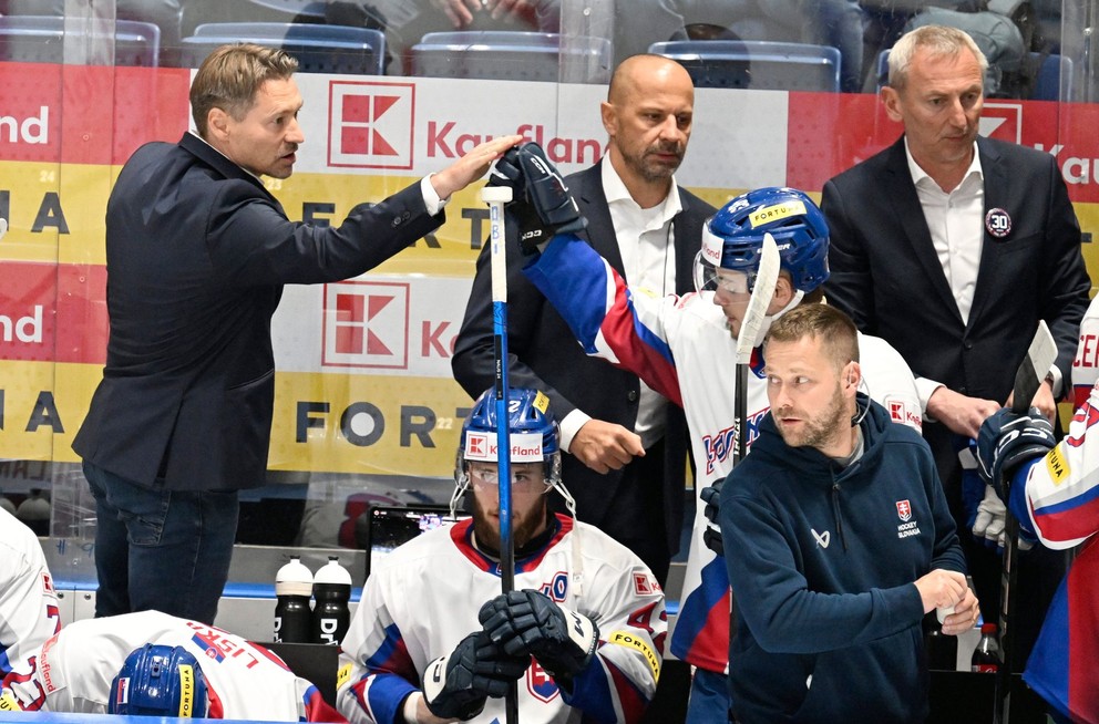 Tréner slovenskej hokejovej reprezentácie Vladimír Országh gestikuluje na striedačke počas prípravného stretnutia Slovensko - Lotyšsko.