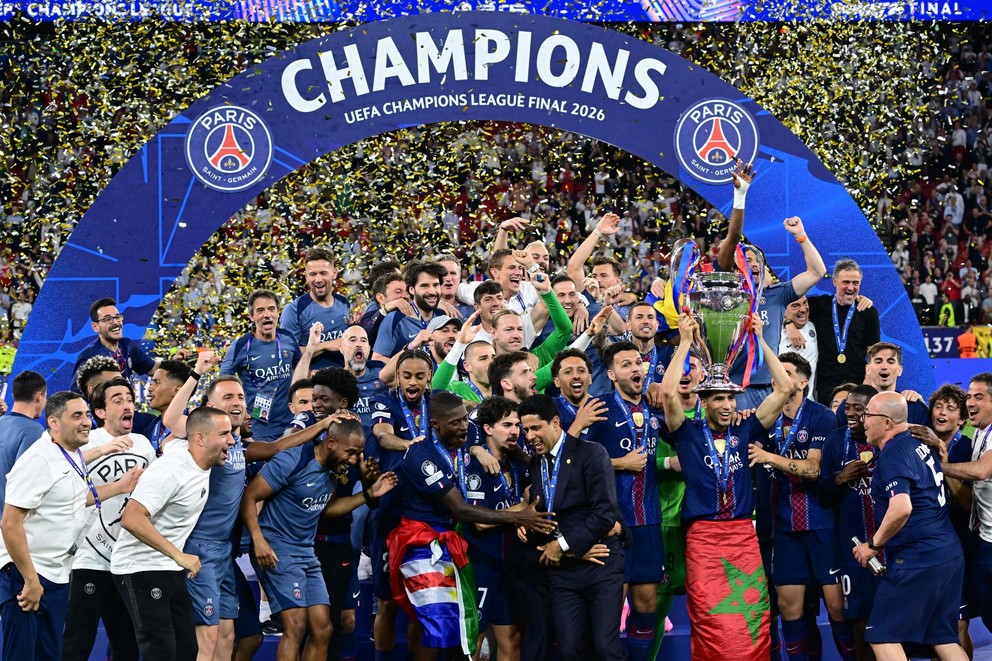 Na snímke hráči Paríža St. Germain sa tešia z výhry po finálovom dueli Ligy majstrov vo futbale Paríž St. Germain - FC Arsenal v budapeštianskej Puskás Aréne v sobotu 30. mája 2026. Futbalisti Paríža Saint-Germain obhájili trofej v Lige majstrov.