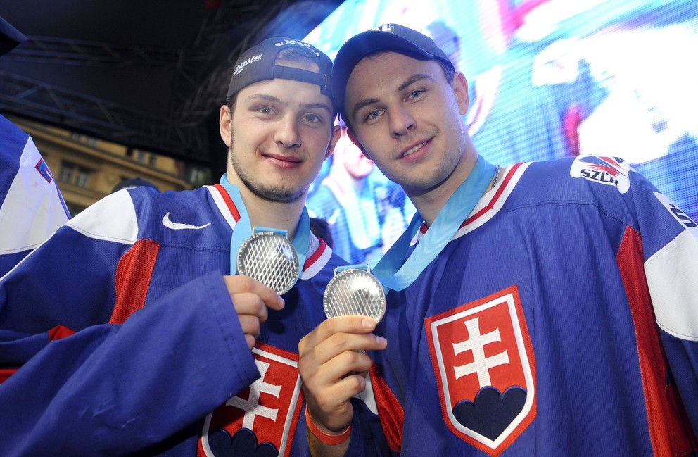 Zľava Libor a Július Hudáčkovci počas osláv zisku strieborných medailí na MS 2012. 