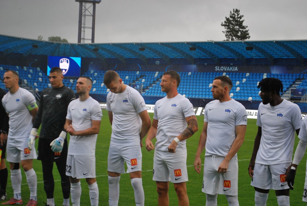 V upršanom počasí podali prví Nitrania proti tretej Dubnici veľmi sústredený výkon.