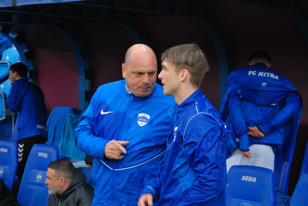 Hlavný tréner FC Nitra Andrej Štefanka vydáva pokyny.
