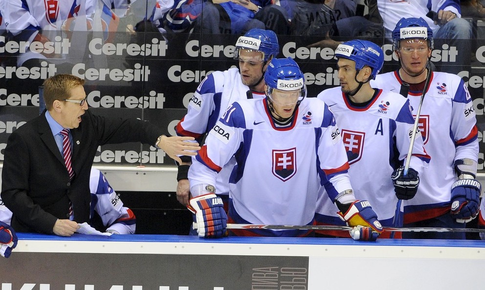 Lavička Slovákov, zľava tréner Glen Hanlon, Marián Gáborík, Marián Hossa, Miroslav Šatan a Marcel Hossa počas MS 2011 na Slovensku. 