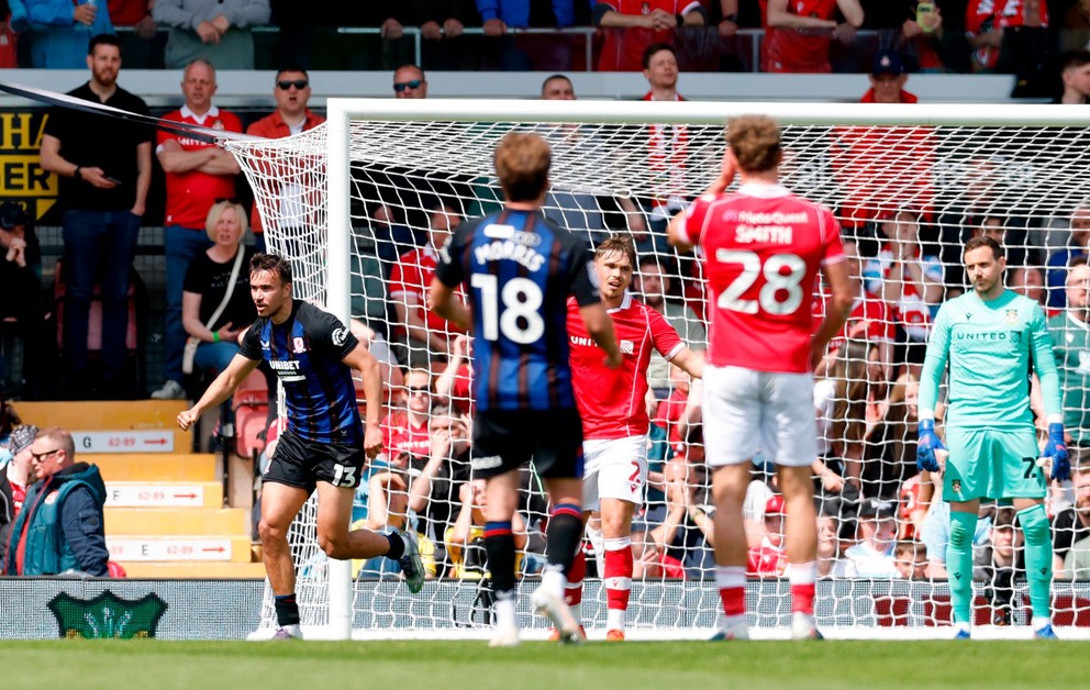 Strelec oslavuje gól do siete Wrexhamu.
