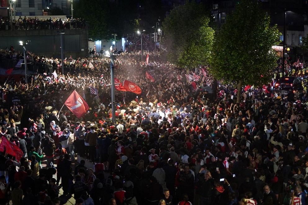 Fanúšikovia Arsenalu oslavujú zisk titulu.