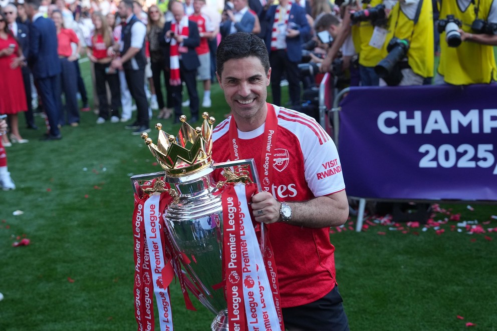 Tréner Arsenalu Mikel Arteta pózuje s trofejou po tom, ako jeho zverenci získali titul Premier League.