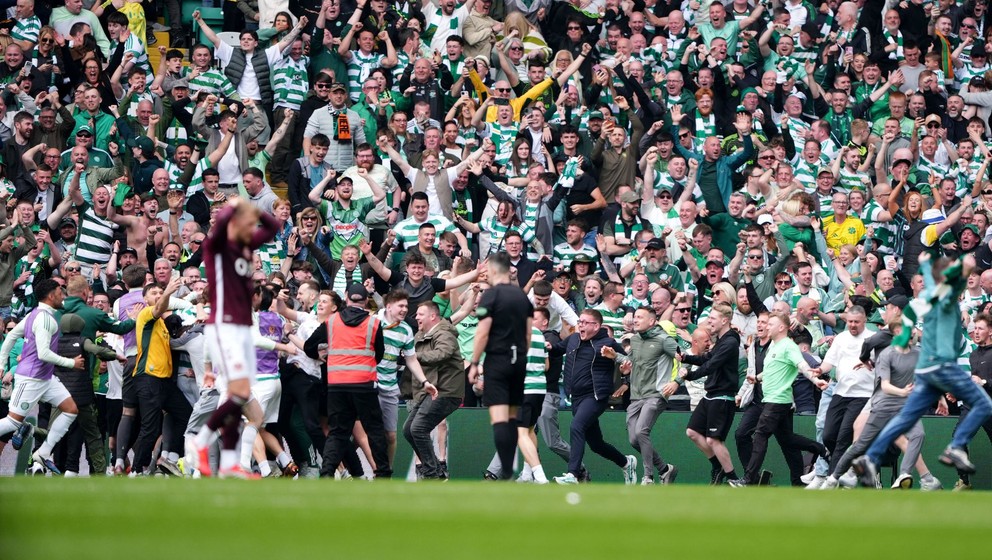 Hráči Celticu a fanúšikovia oslavujú titul.