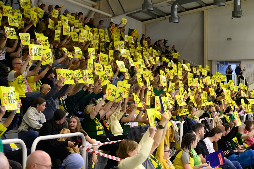 Na snímke fanúšikovia Levíc v prvom zápase finále play off Tipos SBL v basketbale mužov medzi Patrioti Levice a BC Slovan Bratislava.