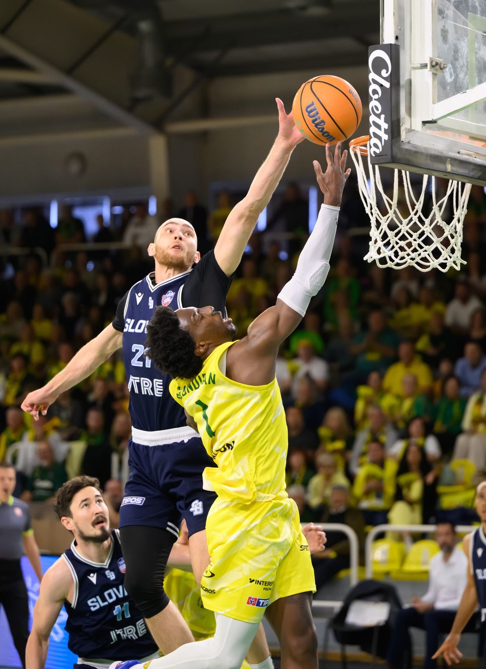 Na snímke zľava Milan Szabó (Bratislava) a Omotayo Jordan Ogundiran (Levice) v prvom zápase finále play off Tipos SBL.