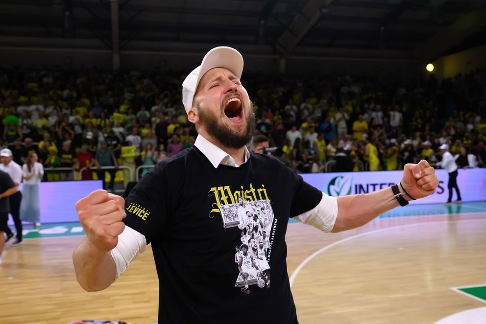 Cenu pre Trénera roka obhájil Michal Madzin (na snímke) od Patriotov. 