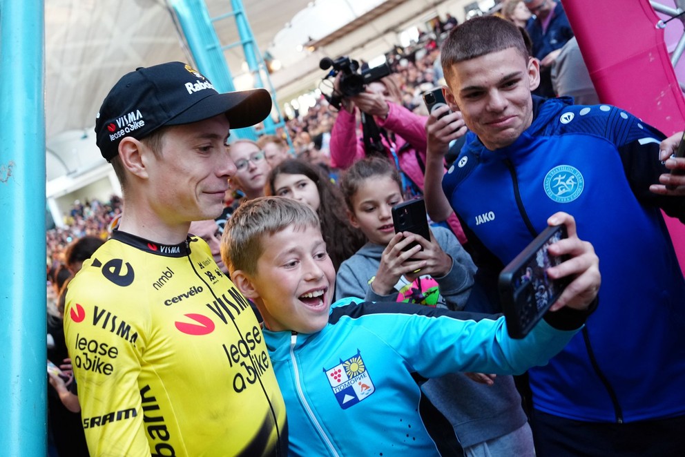 Dánsky cyklista Jonas Vingegaard počas tímovej prezentácie pred štartom Gira d'Italia 2026.