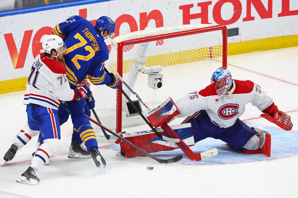 Center tímu Buffalo Sabres Tage Thompson (72) a brankár tímu Montreal Canadiens Jakub Dobeš (75) počas predĺženia siedmeho zápasu.