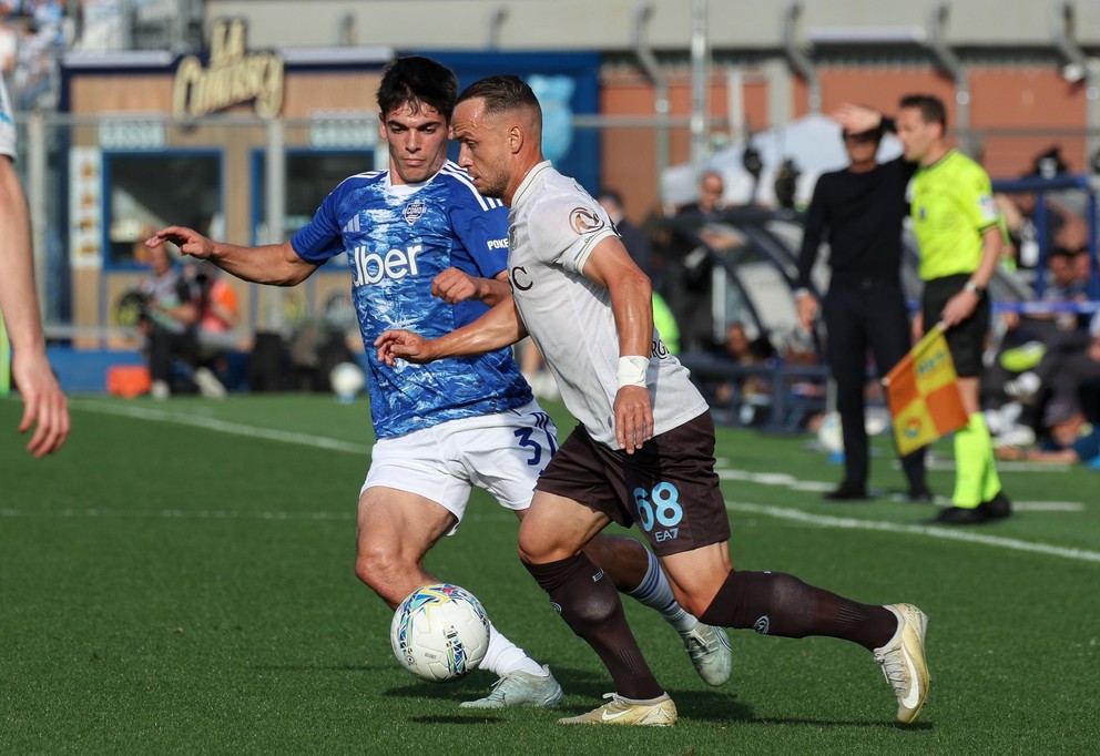 Slovenský stredopoliar Stanislav Lobotka (vpravo) z Neapola a Alex Valle Gomez z Coma v súboji o loptu v zápase 35. kola talianskej Serie A Calcio Como - SSC Neapol.